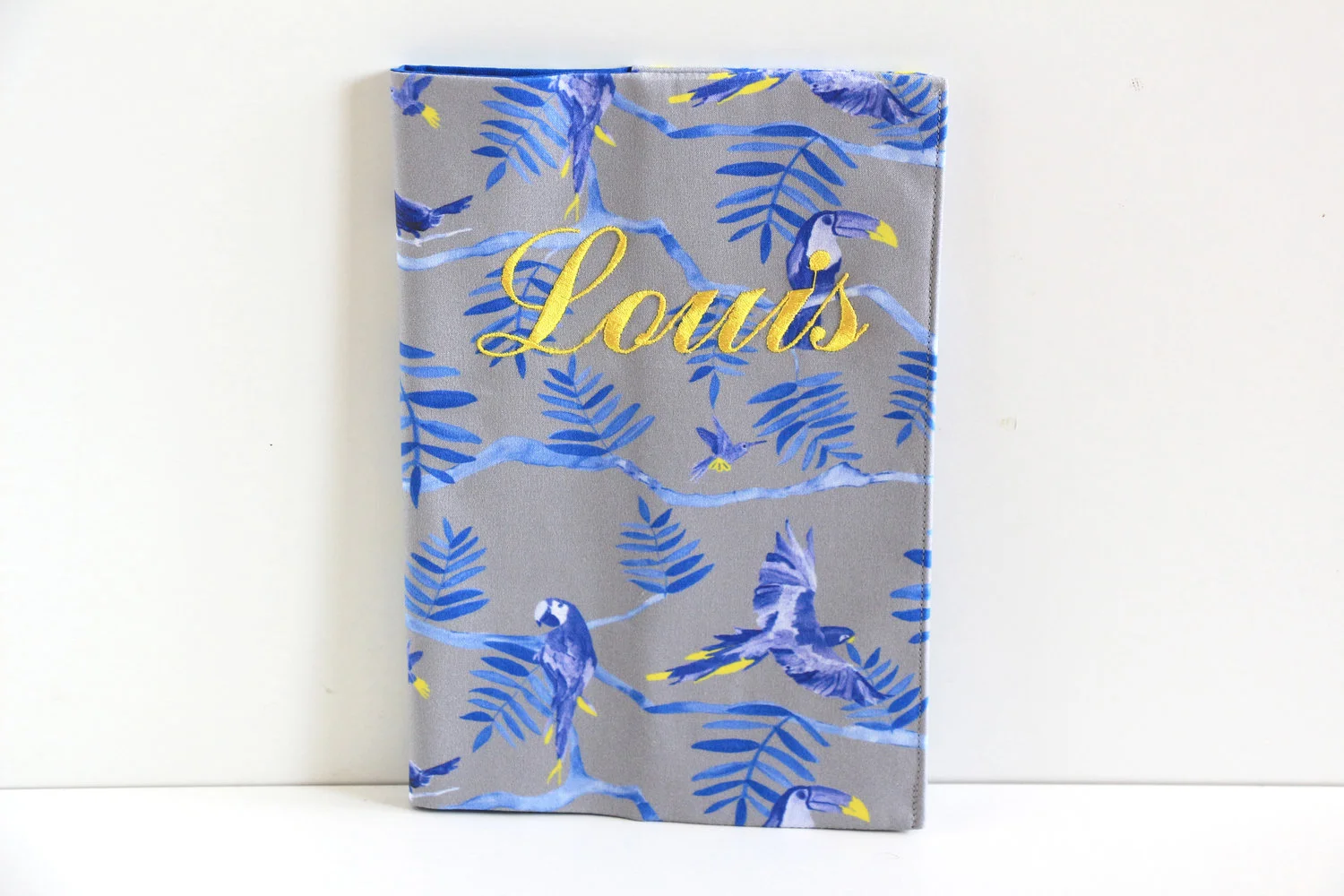 Protege_carnet_de_santé_bleu_jaune_oiseaux_tropicaux_personalisé-brodé+copie.jpg