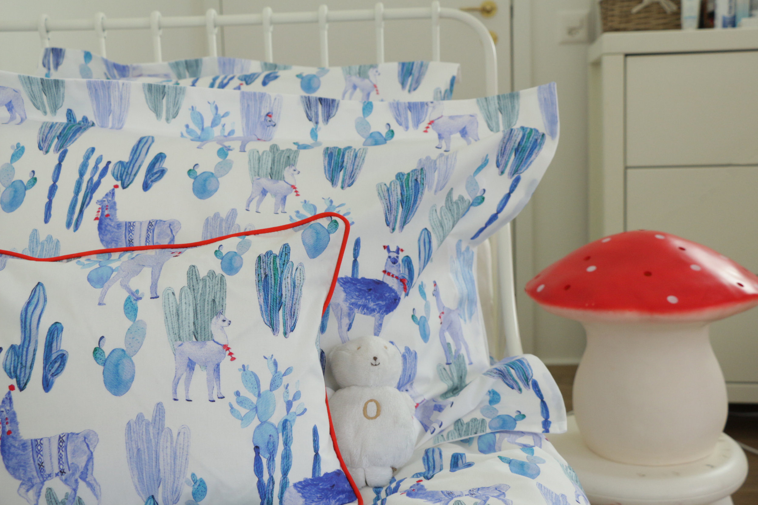 ALTIPLANO_BEDLINENS_Blue_Lama_AMBIANCE.jpg