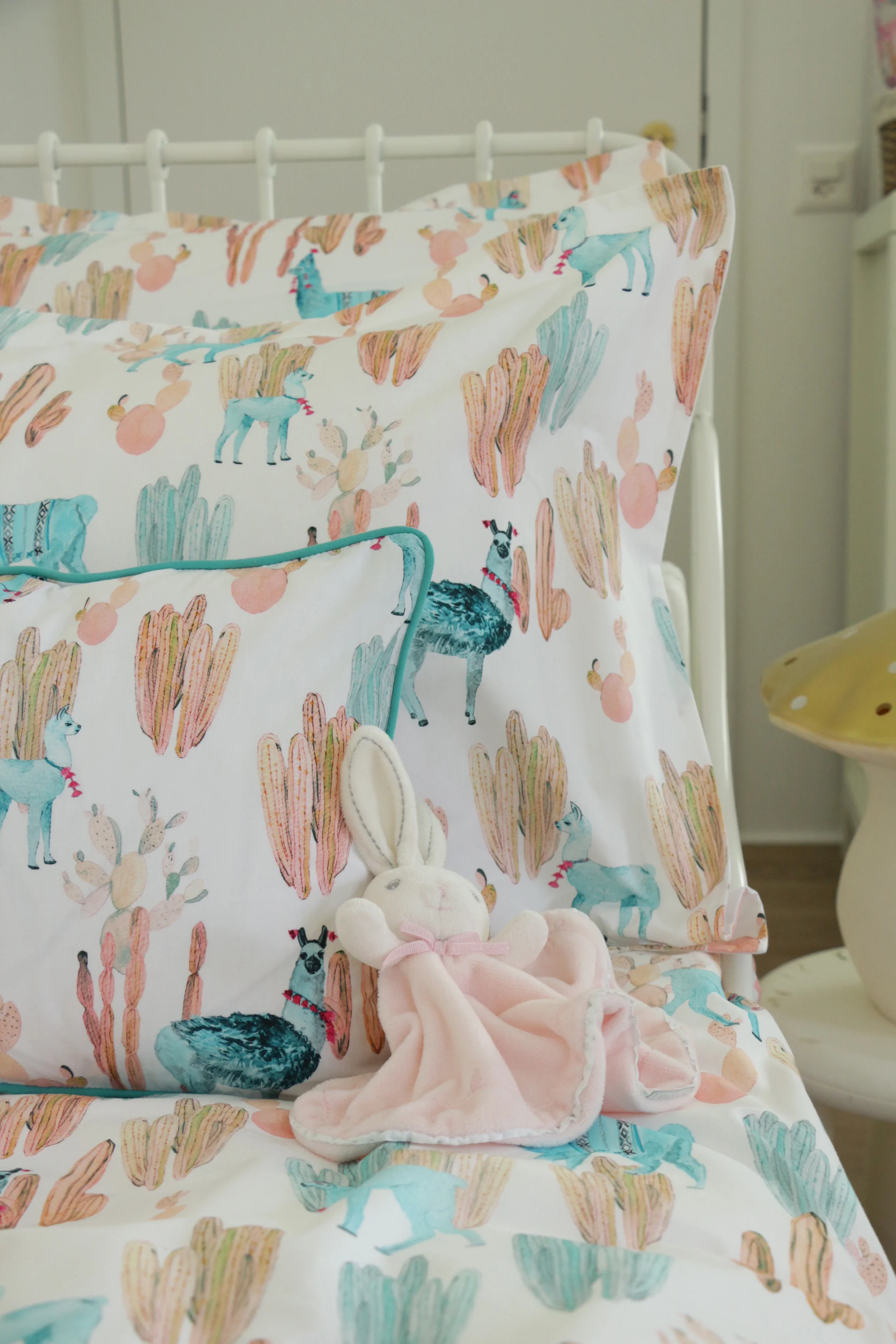 ALTIPLANO_Bedlinens_Turquoise_Coral_Lamas_AMBIANCE.jpg