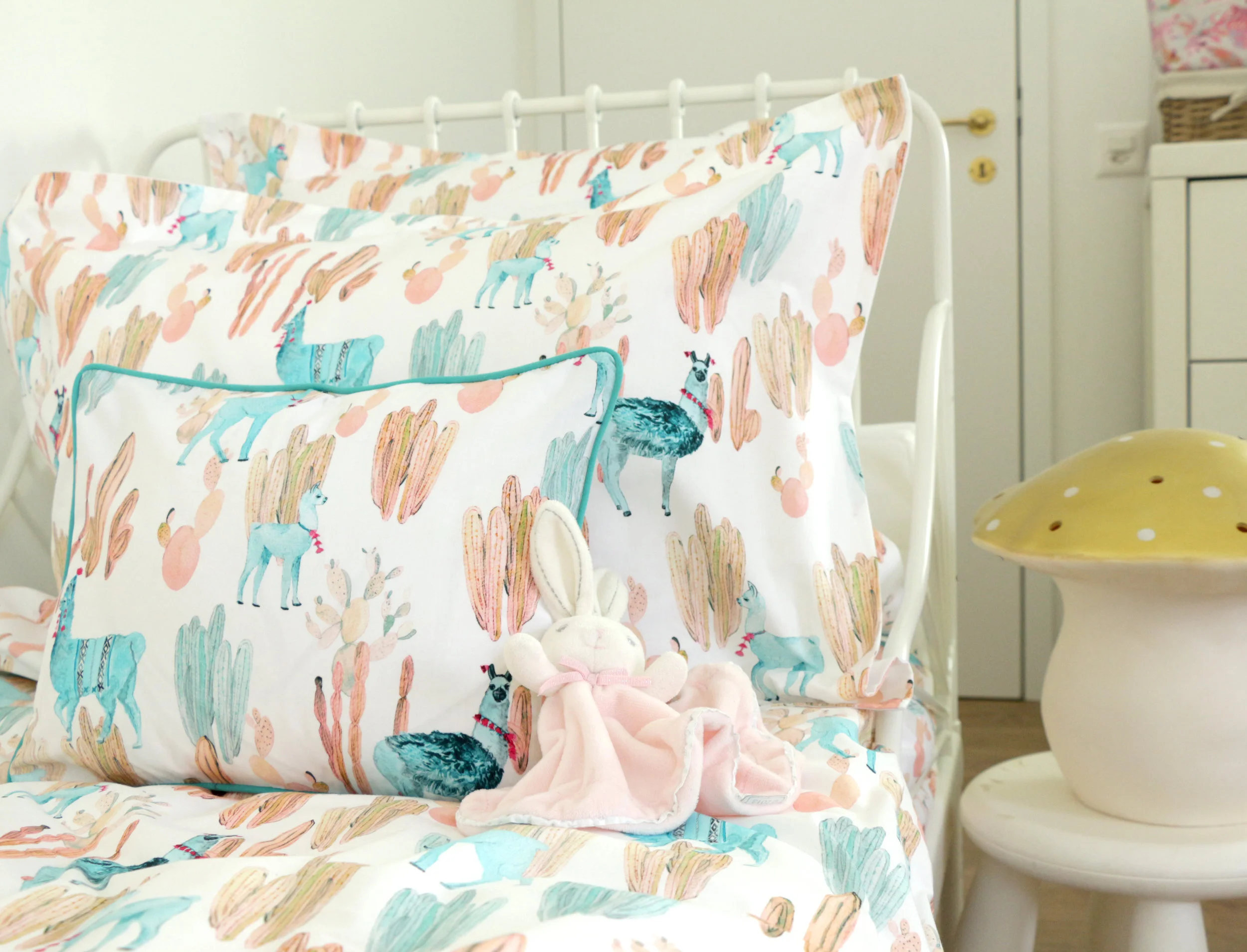 ALTIPLANO_coral&turquoise_lama_Bedlinen_situation.jpg