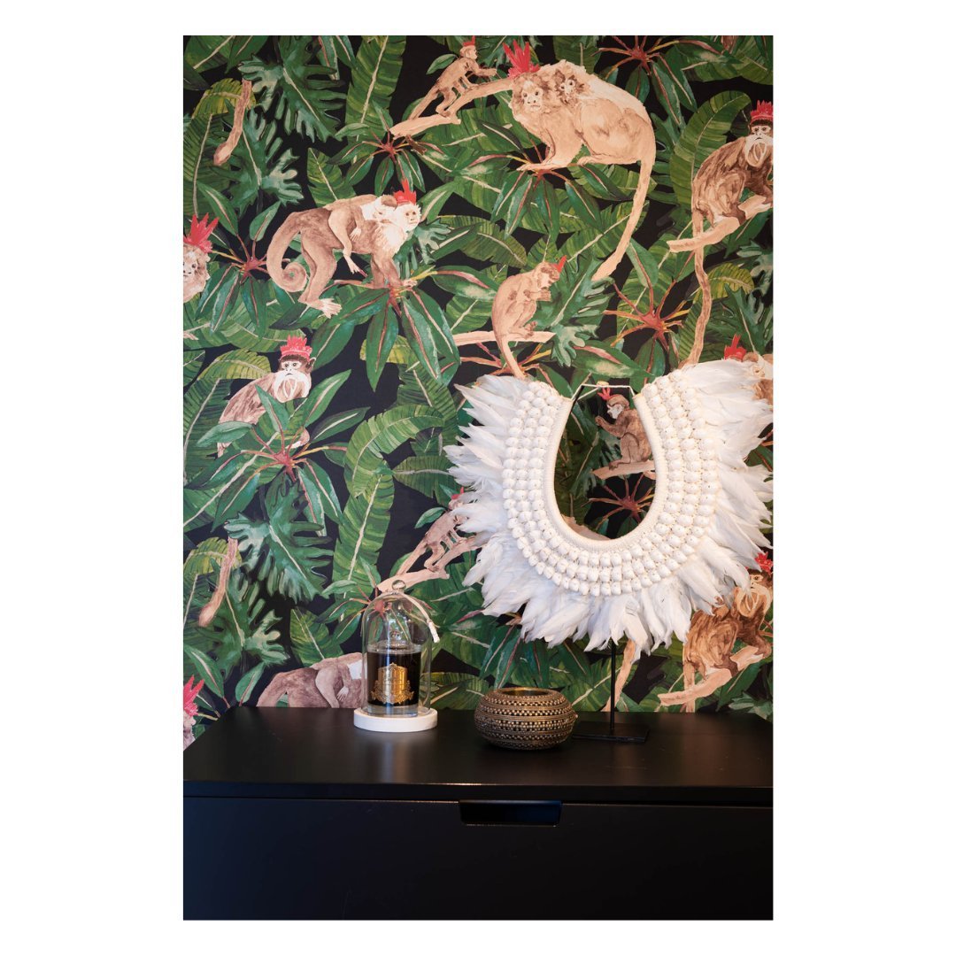 Playing with feathers. Our iconic Tribu Wallpaper in this lovely playroom.
Jouant avec les plumes. Retrouvez ici notre papier peint Tribu dans cette jolie salle de jeux.

#wallpapers #interiordesign #papierpeint #handpainted #walldecor #tropicalwallp