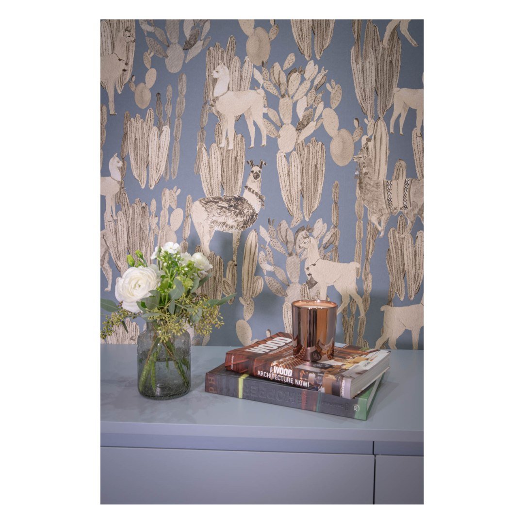 We love when made to measure furniture combine with our wallpaper, 
As an example here our Altiplano golden Lama wallpaper in this modern entrance
Nous adorons quand les meubles fait sur mesure se combinent avec nos papiers peints, comme ici avec not