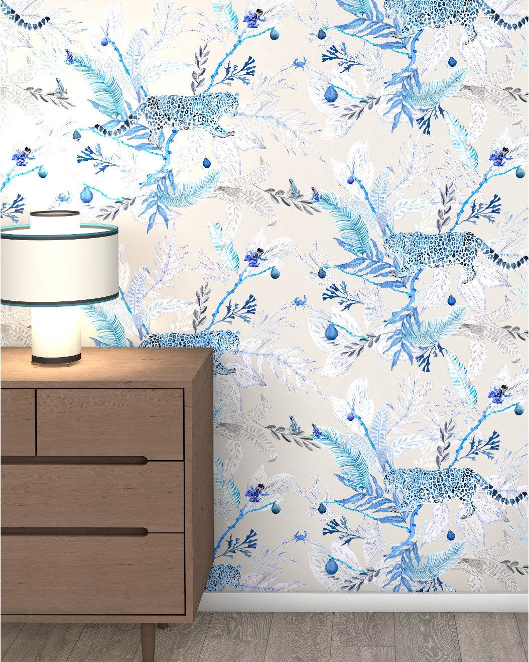 🐆 Our iconic jaguar in vibrant shades of blue on a light beige- 
The design of the Orilla wallpaper is an invitation to travel and navigate to an imaginary coast where magical jaguars play hide and seek with colourful frogs and crabs. An invitation 