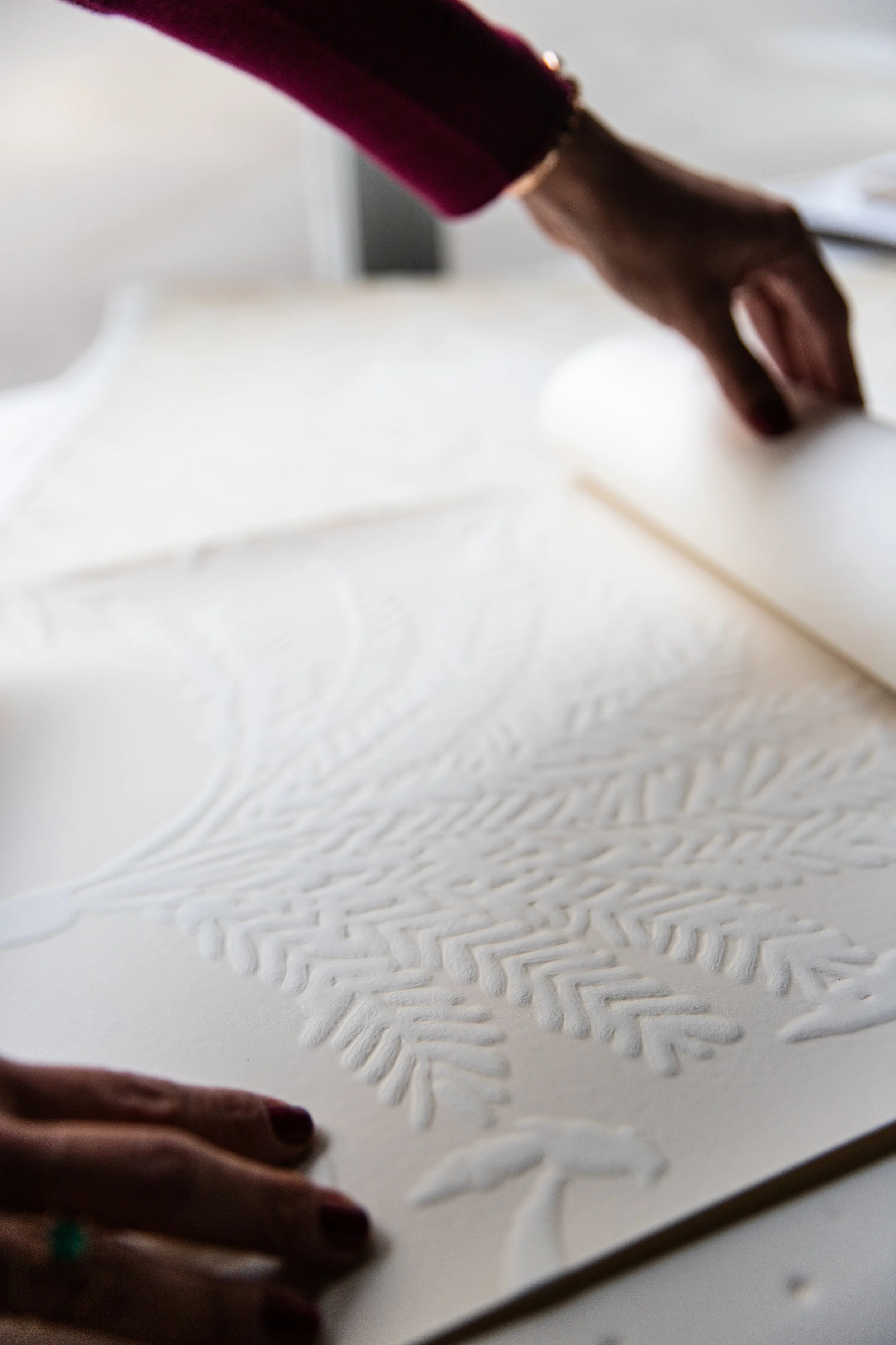 Kariokas-embossed-wallpaper-nilo-1.jpg
