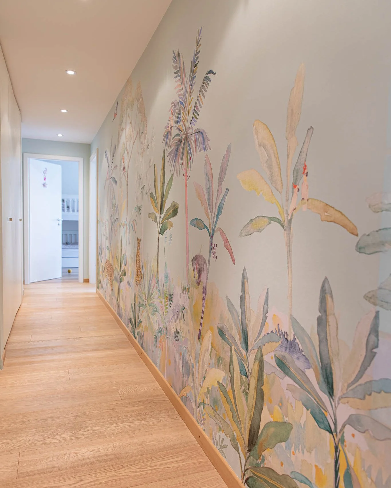 The hallway we walk through without ever really stopping. 
And what if we gave it a reason to linger?
Selva stretches along the walls like a forest invited inside. Leaves unfold, the space breathes differently. What was once a corridor becomes a plac