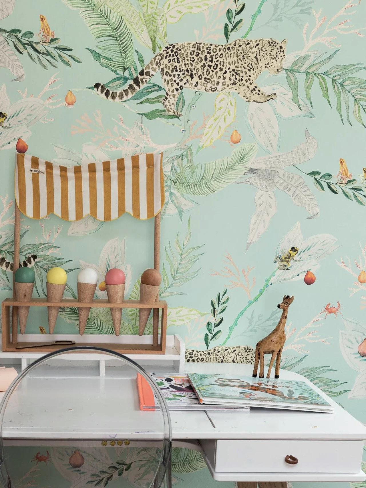 Somewhere between land and sea, Orilla unfolds like a quiet journey.
An imagined coastline where jaguars move softly through the landscape, playing hide and seek with frogs and crabs in subtle, shifting colors.

A gentle, dreamlike world for a child&