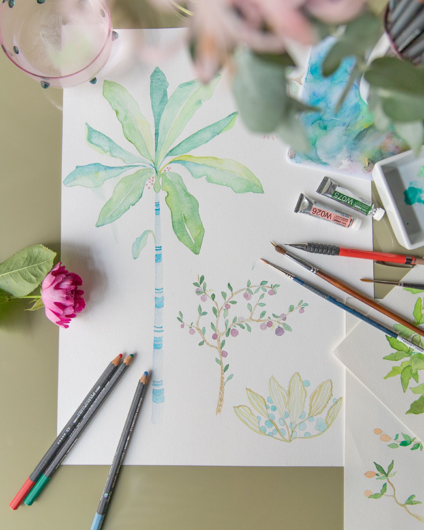 At Kariokas, everything starts on paper.
Pamina works by hand, almost always in watercolour. She puts down one colour, lets it dry, then adds another. The pattern comes together slowly, without a set plan. That&rsquo;s what gives it its feel, a caref