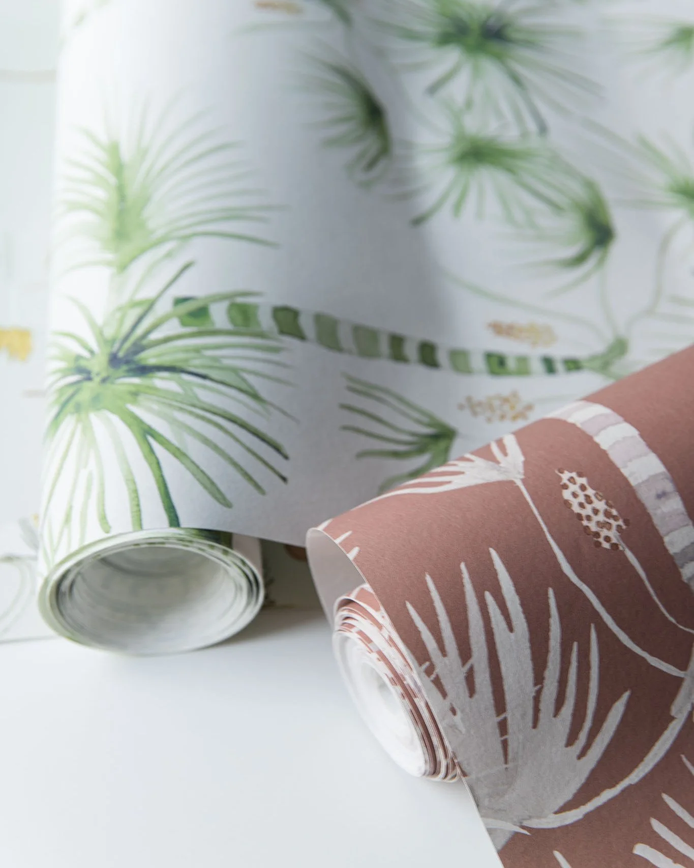 One pattern, two textures.
Palma exists in two materials, and each one tells a slightly different story.
On non-woven wallpaper, the motif breathes like watercolour. Ultra-matte, it holds the softness of Pamina&rsquo;s original brushwork on paper, cl