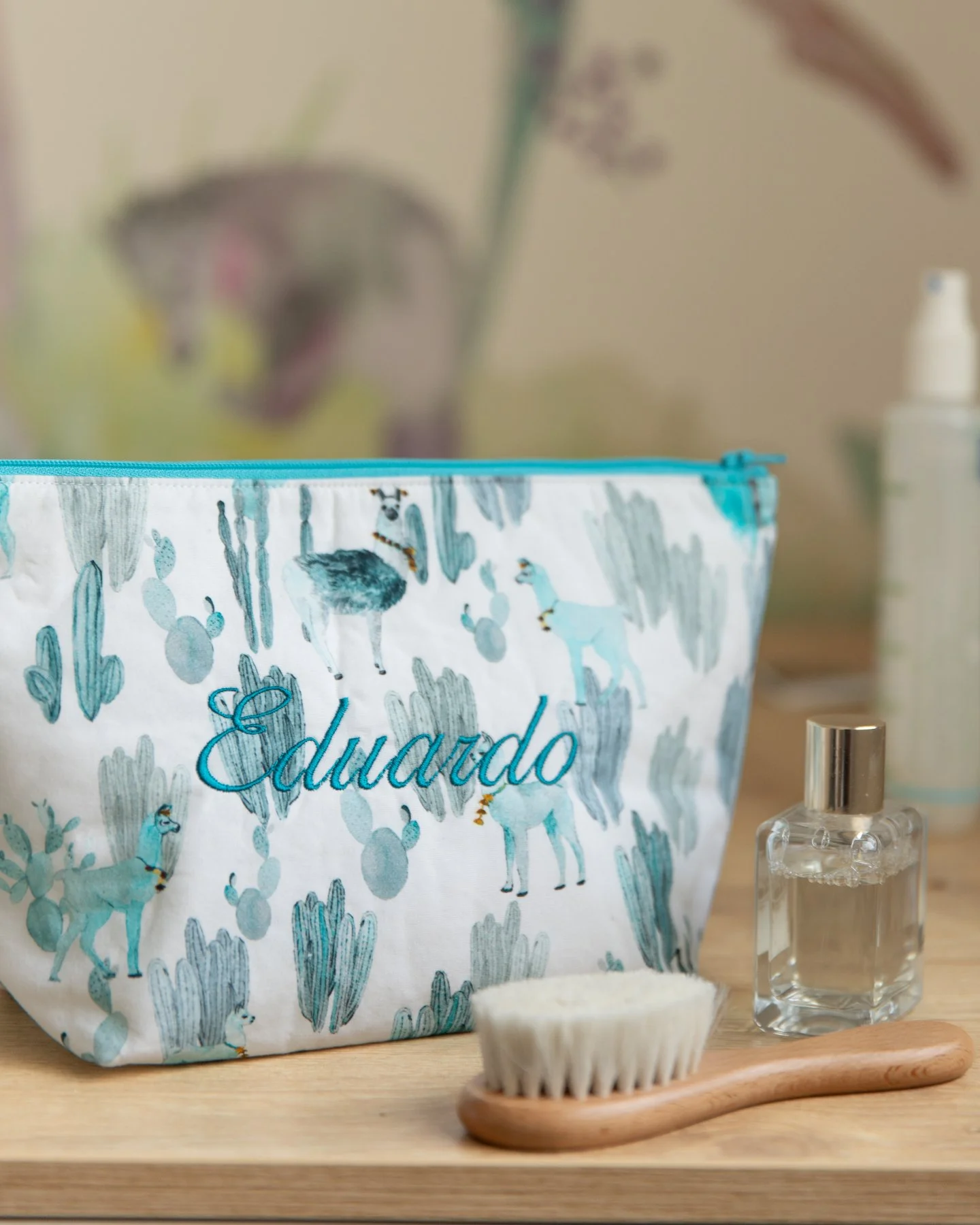 A detail that makes all the difference ✨

o extend the soft, poetic world of our wallpapers, Kariokas also creates elegant travel pouches designed to accompany you everywhere. Perfect for keeping your everyday essentials organized in your bag or suit