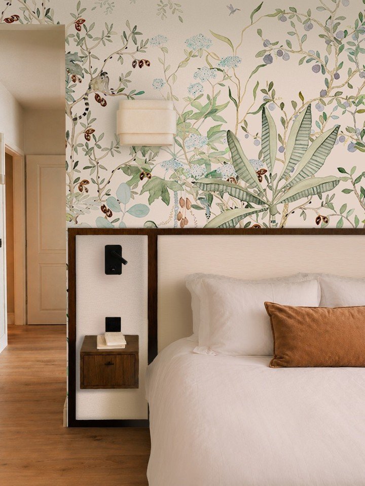 Step into an immersive landscape where nature surrounds the room. In this bedroom, Tropicalia unfolds like a lush panorama, filling the space with layered foliage, depth, and soft natural tones. The motif creates a calming atmosphere, where the bound