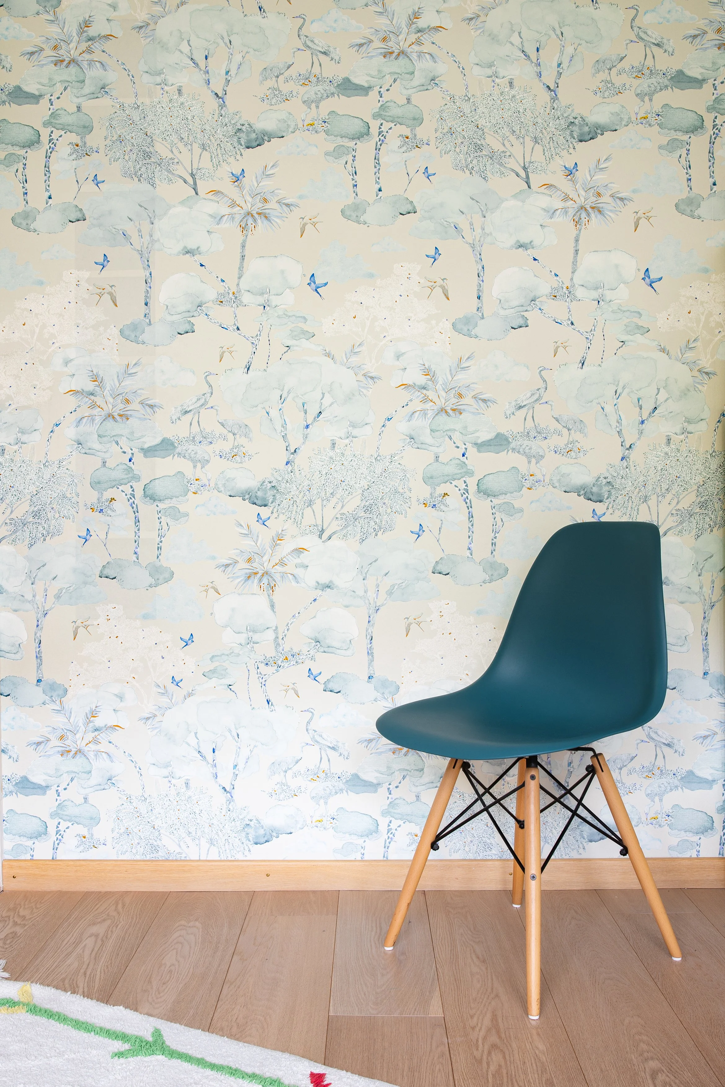 ALETEO_Kariokas_Wallpaper_Blue_Beige_Birds_Hall.jpg