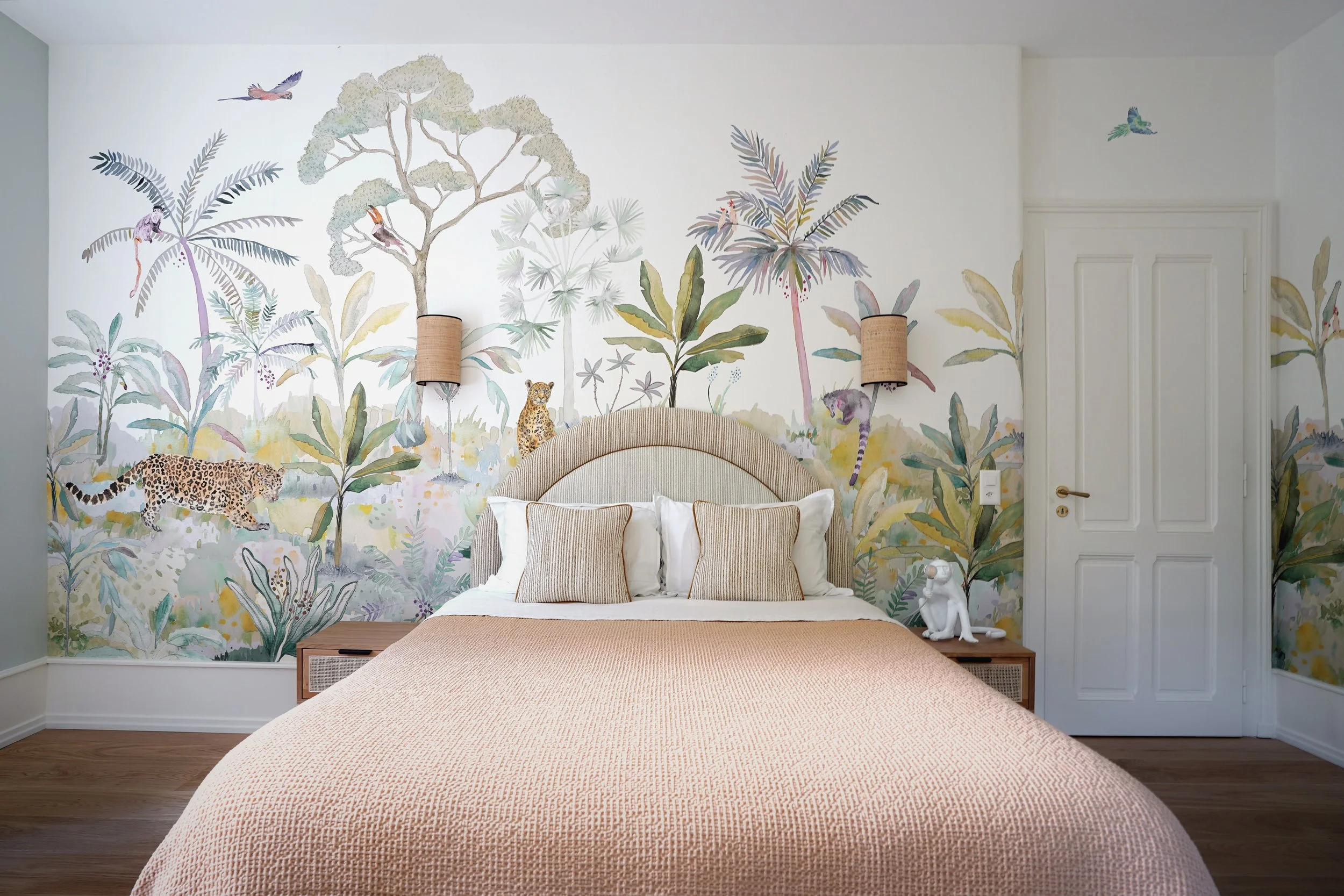 SELVA_Kariokas_Wallpaper_Panoramic_White_Leopard_Jaguar_Bedroom2.jpg