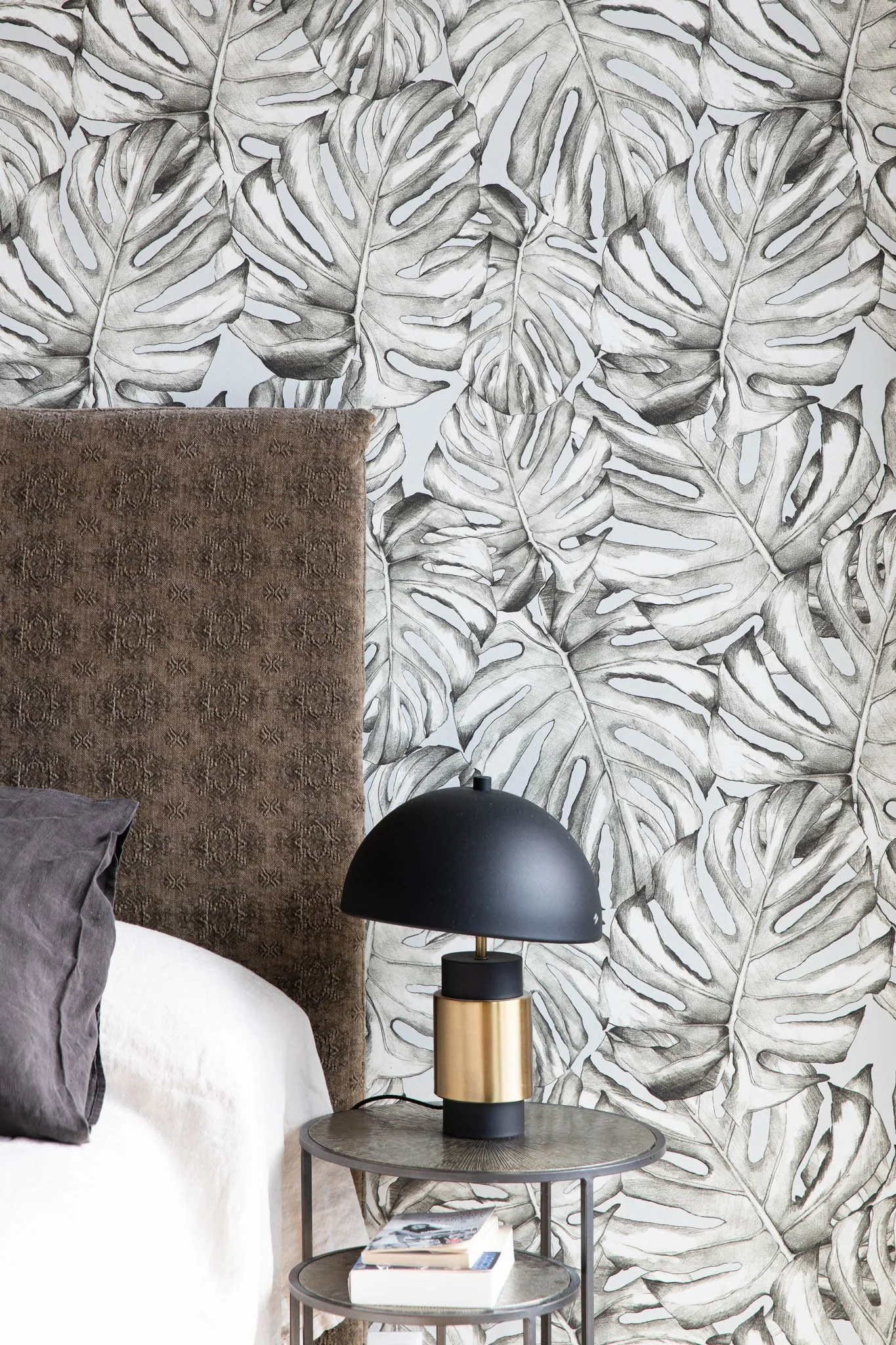 JARDIM BOTANICO_Kariokas_Wallpaper_Grey_Tropical_Leaves_Bedroom2.jpg