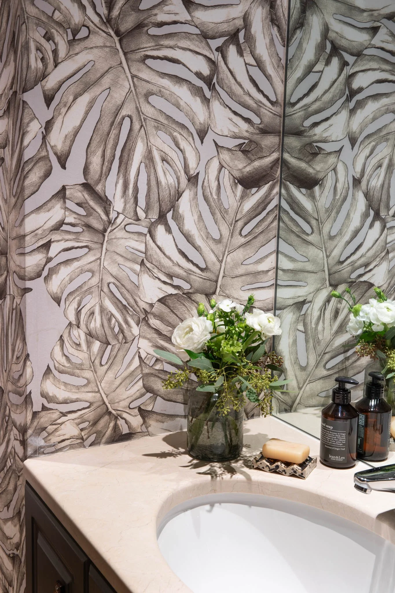 JARDIM BOTANICO_Kariokas_Wallpaper_Grey_Tropical_Leaves_Bathroom.jpg