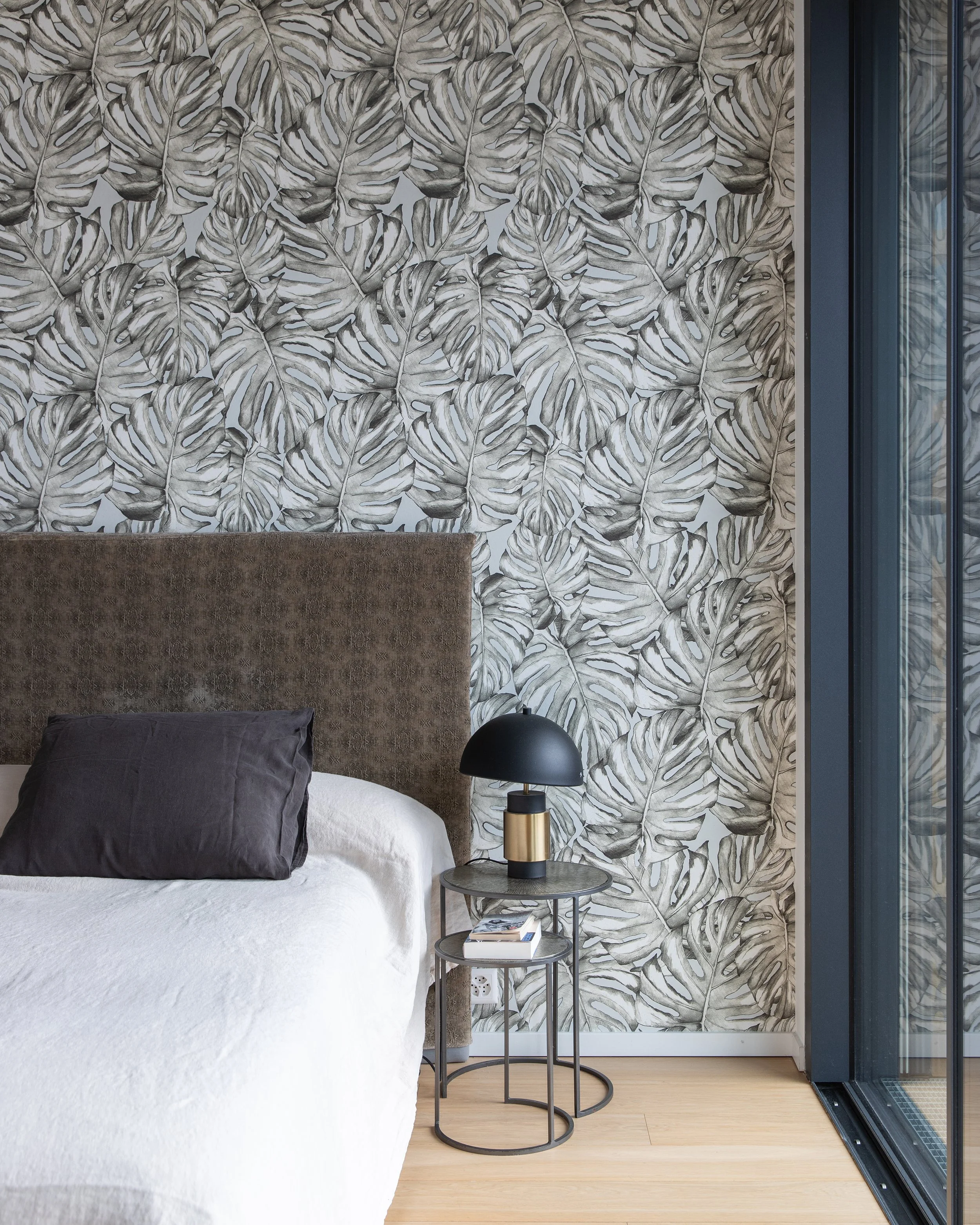 JARDIM BOTANICO_Kariokas_Wallpaper_Grey_Tropical_Leaves_Bedroom.jpg