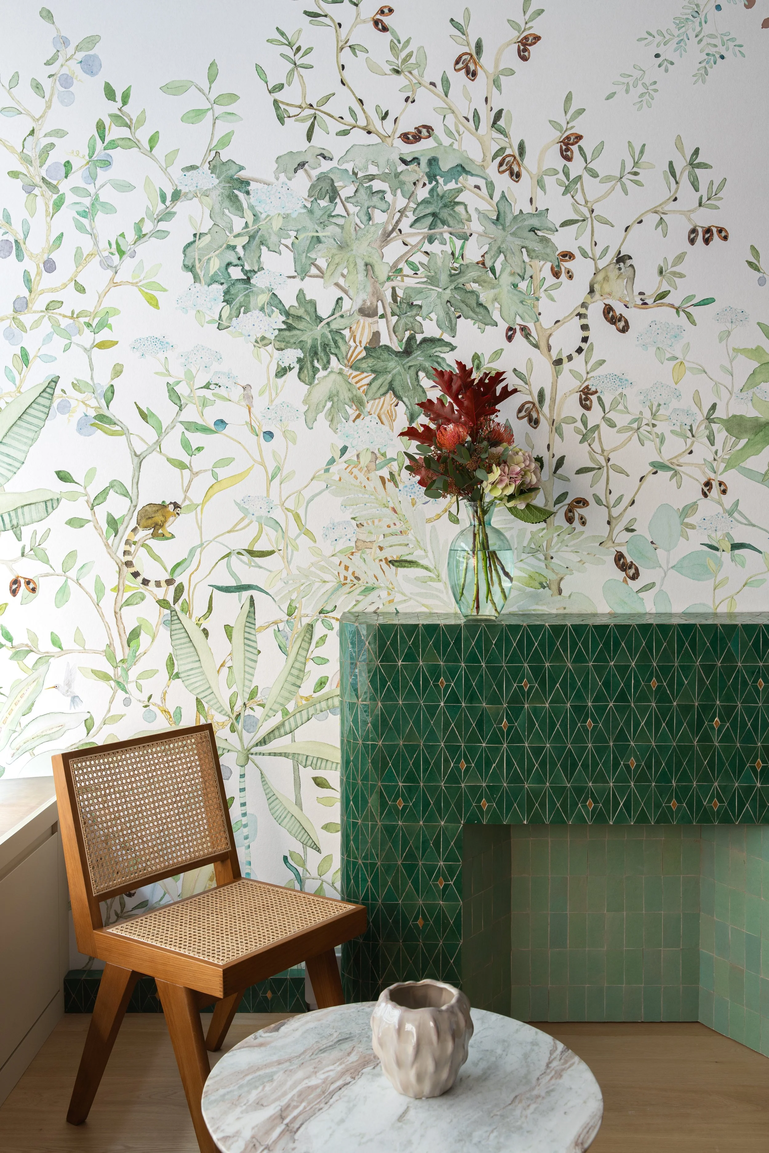 TROPICALIA_Kariokas_Wallpaper_Panoramic_Light_Beige_Monkeys_Birds_Fireplace.jpg