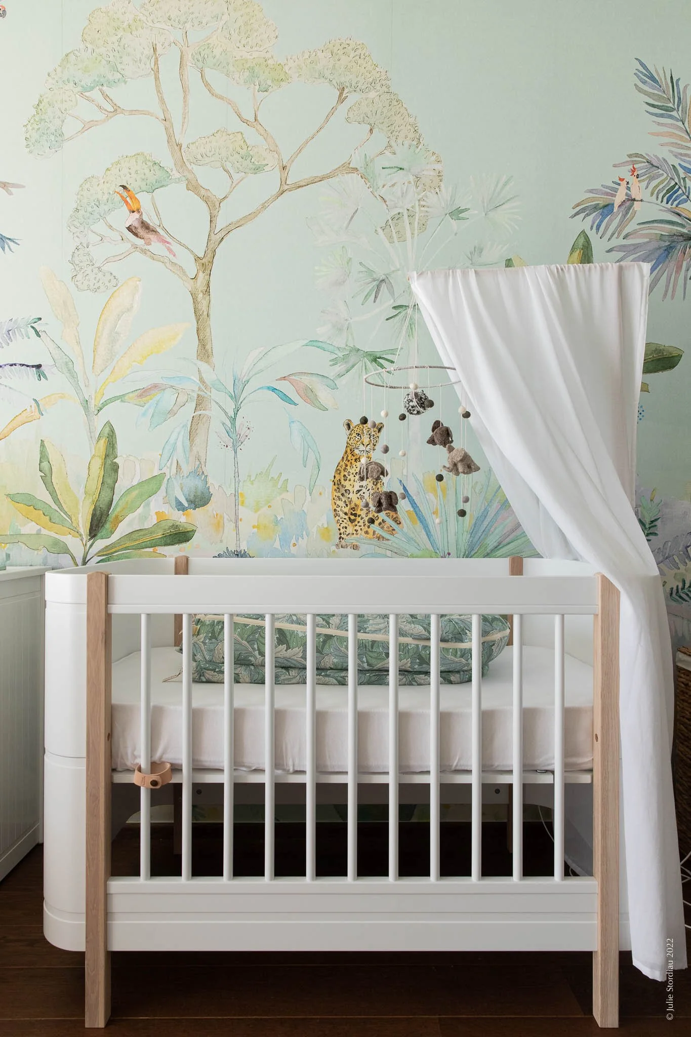 SELVA_Kariokas_Wallpaper_Panoramic_Green_Anis_Leopard_Jaguar_Nursery2.jpg