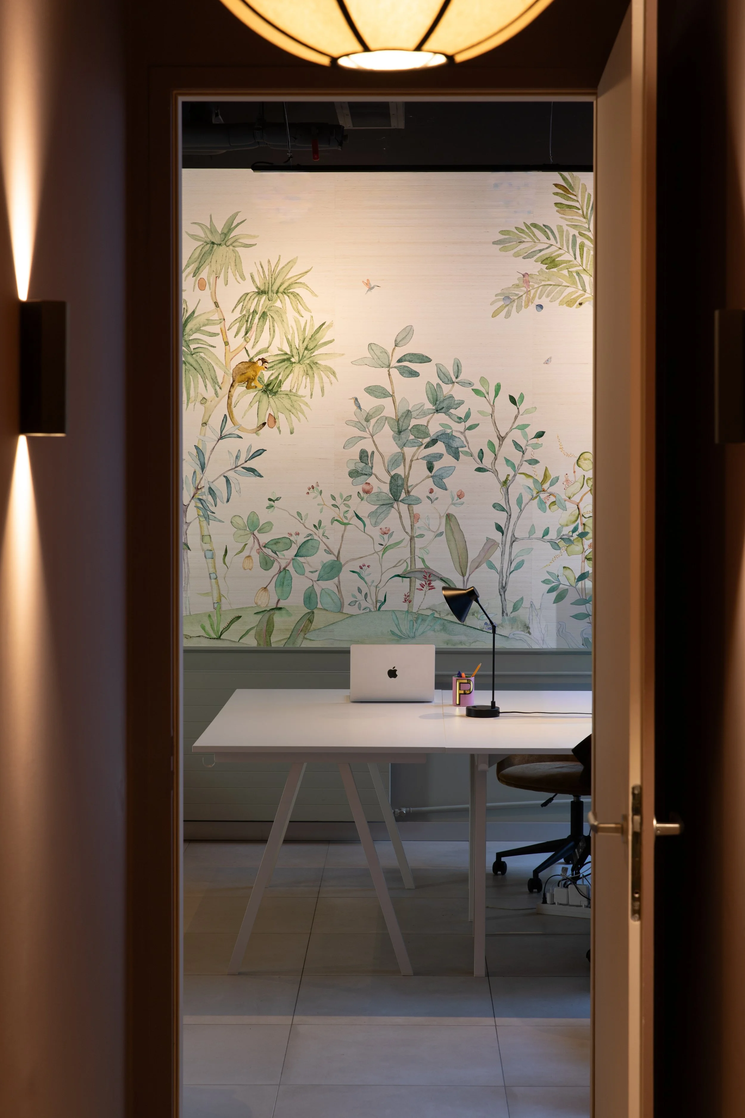 UBATUBA_Kariokas_Wallpaper_Panoramic_Sisal_Nude_Monkeys_Desk_Showroom.jpg