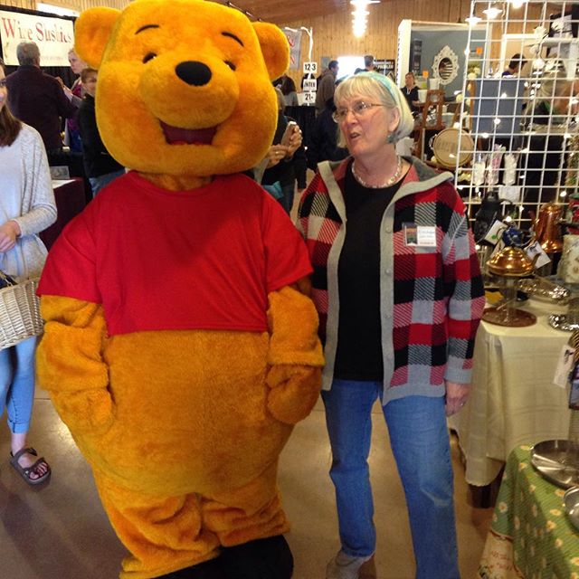 Queen talking Pooh Bear into buying a feeder.