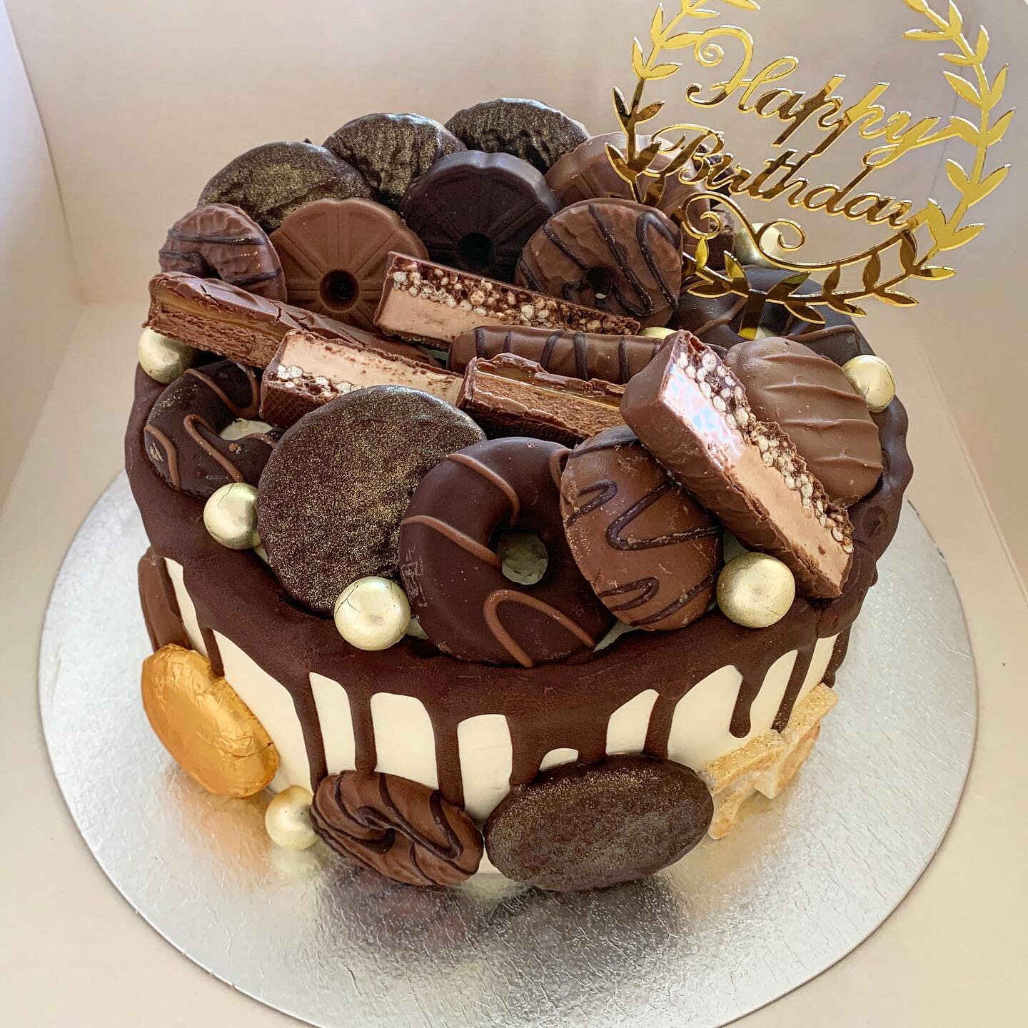 Omg has it really been over 6wks since I last posted, so sorry Lotus fam 🙈turns out pregnancy keeps you preoccupied! Anyway, this was a super chocolatey vanilla number from a while back 🤓#birthdaycake #chocolate #vanilla #celebration