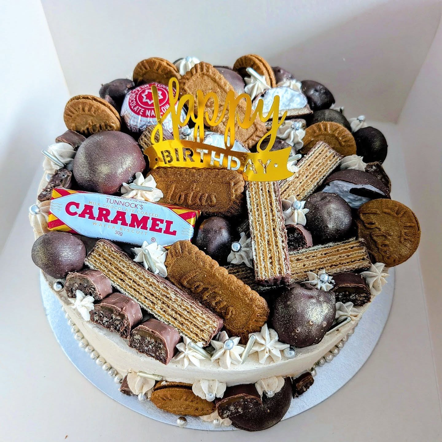 More cakes incoming from the last year or so! This is a loaded chocolate caramel #birthdaycake 💪🍫🍫🍫🍫🍫🍫