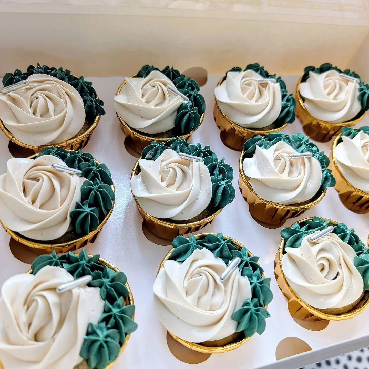 Love this classic piping design for wedding cupcakes. Looking super chic in gold foil cases too 💫✨#cupcakes