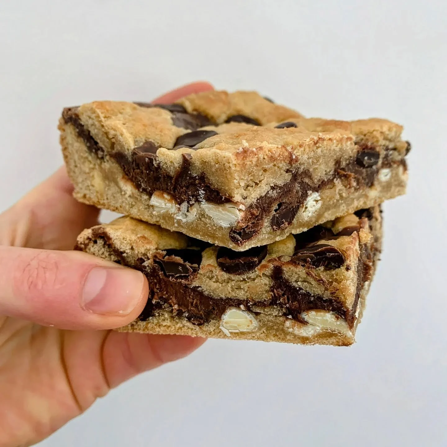 Classic cookie but in slab form! My little twist to elevate the humble chocolate chip cookie is a fudgy, gooey chocolate layer in the middle #chocolatechipcookie