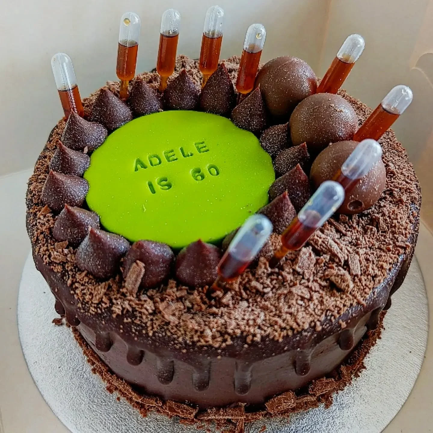 It's all about boozy pipettes for birthday cakes! 💪🥳especially with Simon's @capandcopper cocoa and dark choc rum🤌#chocolatecake