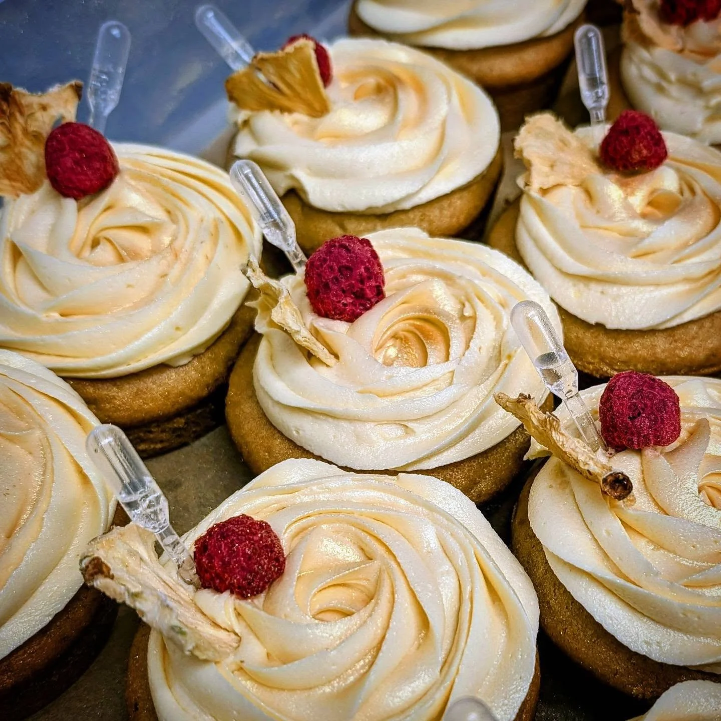 Continuing on the boozy pipette theme, how about these Pornstar Martini inspired beauties for cake in the heat?! Maybe just the cocktail instead then 😂they really are the bee's knees tho - with homemade passion fruit curd-filled vanilla sponge and f