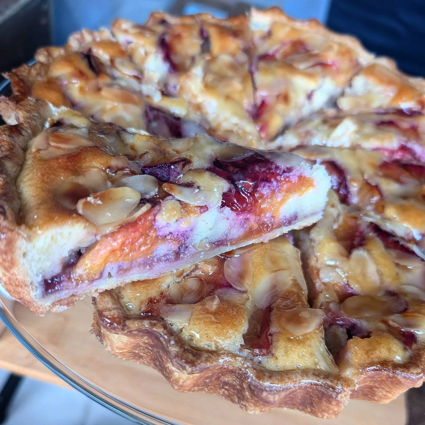 Well today was a wash out, but thank you to those who braved the rain! Let's hope for better weather over the rest of the bank hol weekend, otherwise I may be scoffing a whole plum frangipane tart all to myself 😉every cloud! 🫠#plum #seasonal #tart 