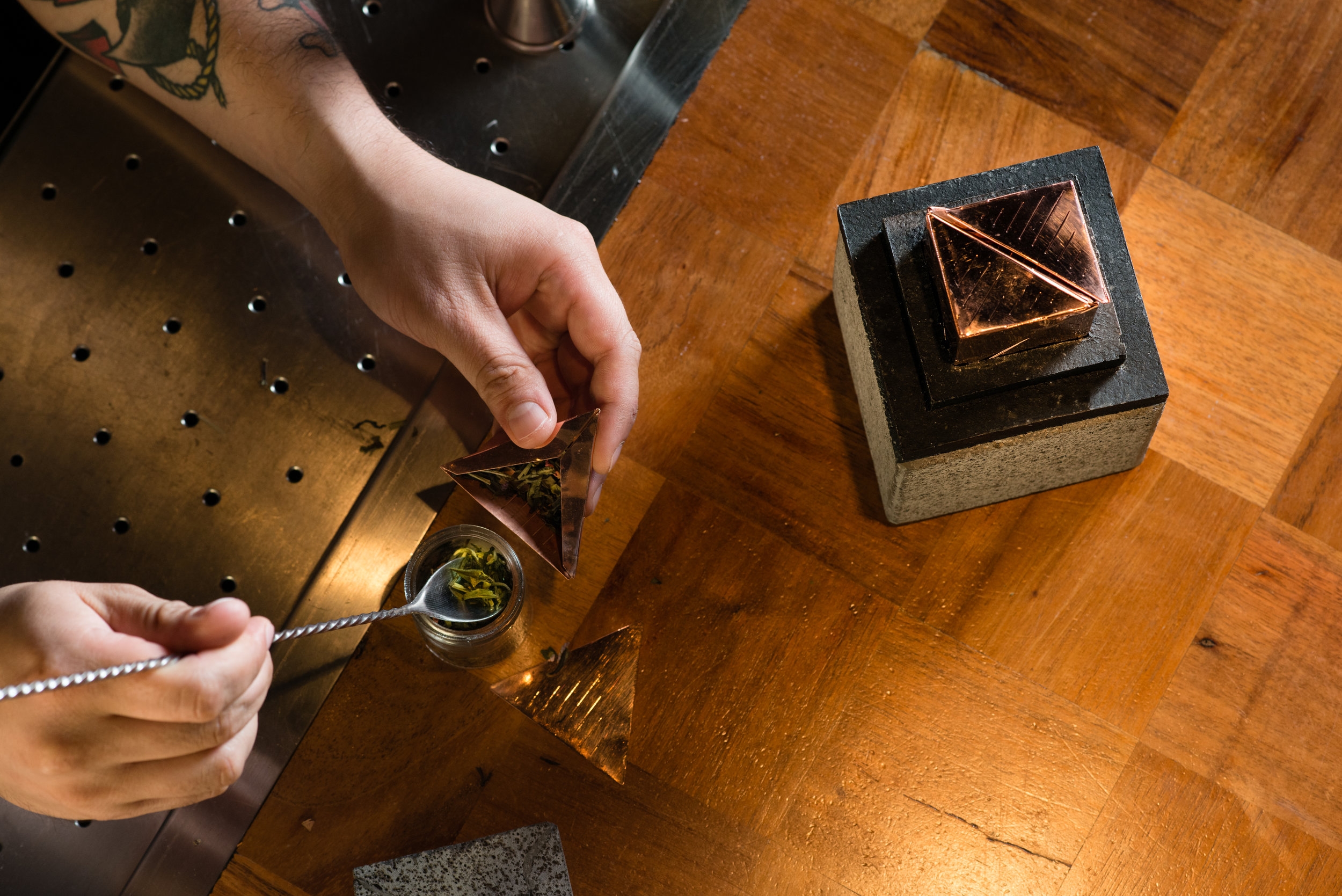 SHARING EXPERIENCE The Copper Catalyst benefits from its separate infusers, giving the opportunity for people to share the experience while having the chance to individually personalize each drink.