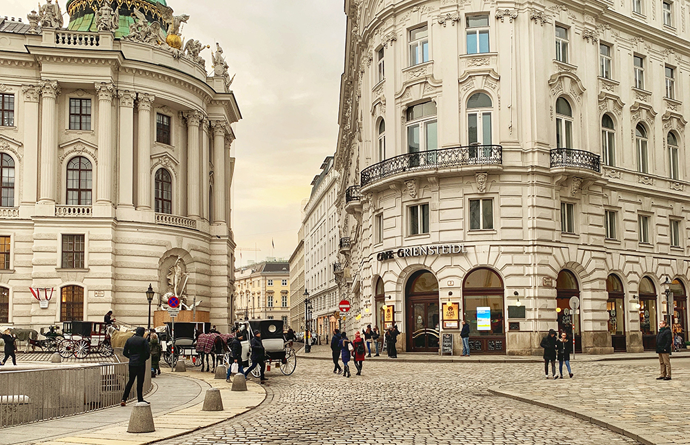 week-header-what-to-do-event-guide-vienna-wurstelstand.jpg