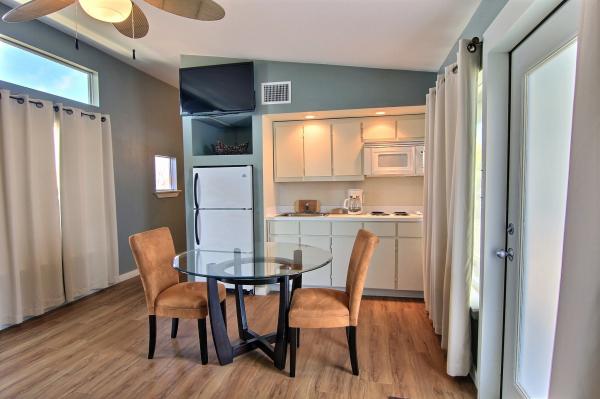 Kitchen & Dining Area