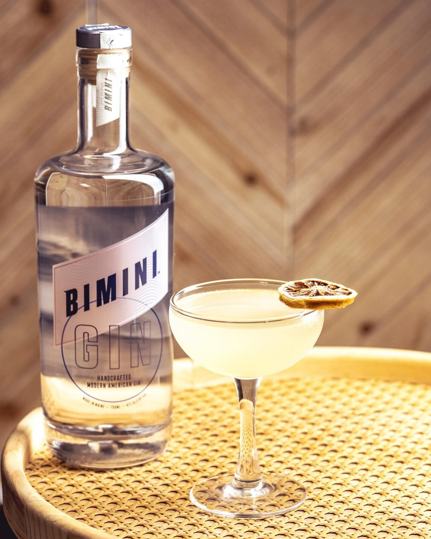 With our summer-inspired botanicals and crisp citrusy flavor, Bimini Gin evokes warm sunny weather all year long! Whether you&rsquo;re snowed-in at the ski lodge or sitting by the pool house, Bimini brings the summer sun to your cocktail.
☀️🍋☀️
#rel
