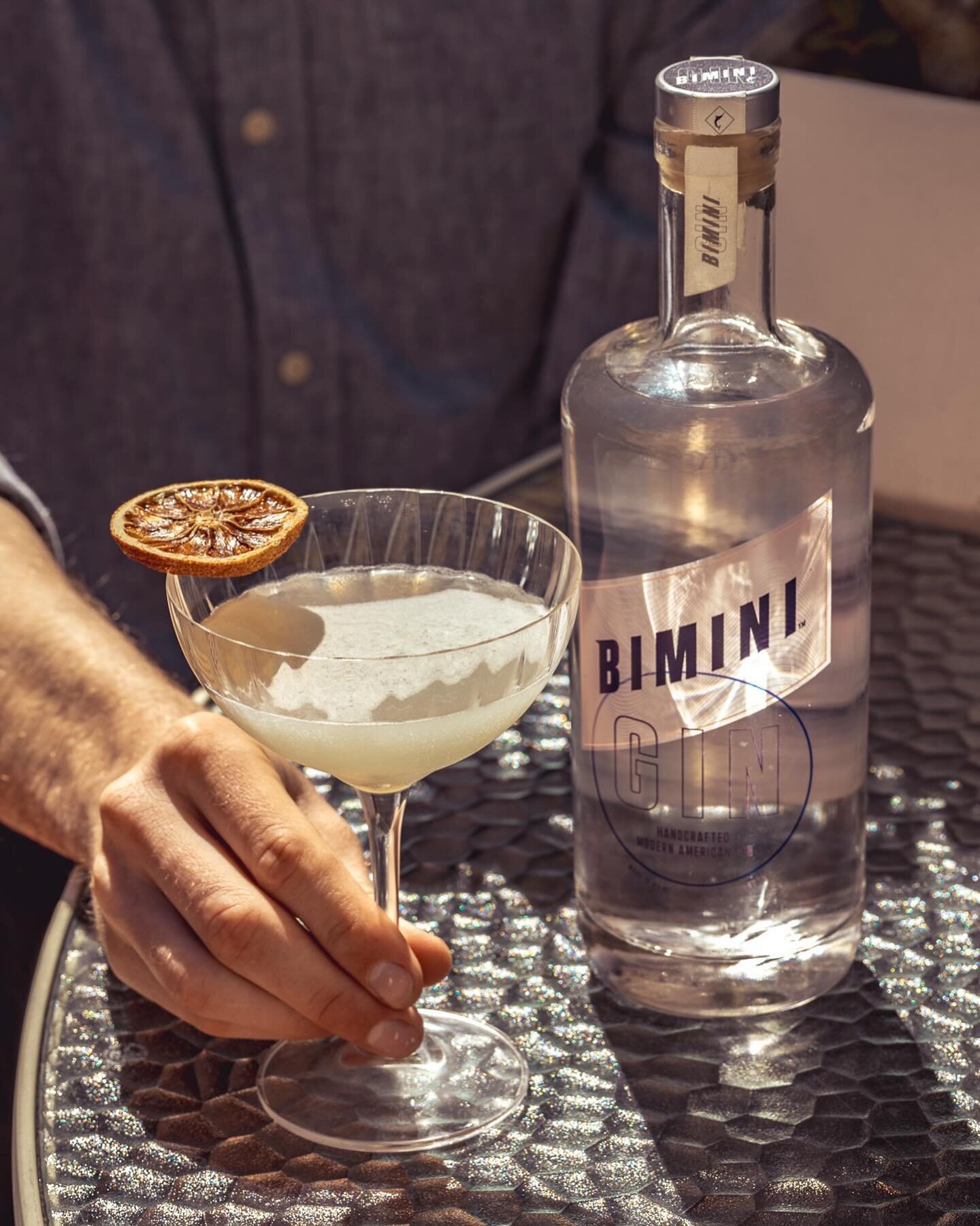 Spring is in the air!
☀️🌱🌸
After getting outside to enjoy the warmer weather, mix up a crisp cocktail and cheers your day in the sun with Bimini Gin. 🍸