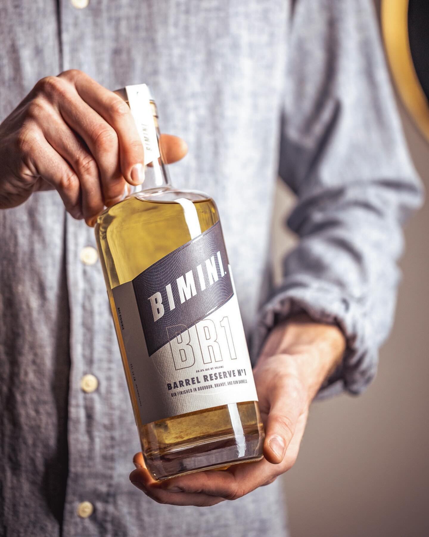 You: So what do you have for sitting around a fire on the beach with your best friends at the end of a summer day spent in the sun while wearing your favorite sweatshirt?

Us: Bimini BR1 🥃🍸🍹
&bull;
#cheersyourdayinthesun #madewithbimini #biminigin