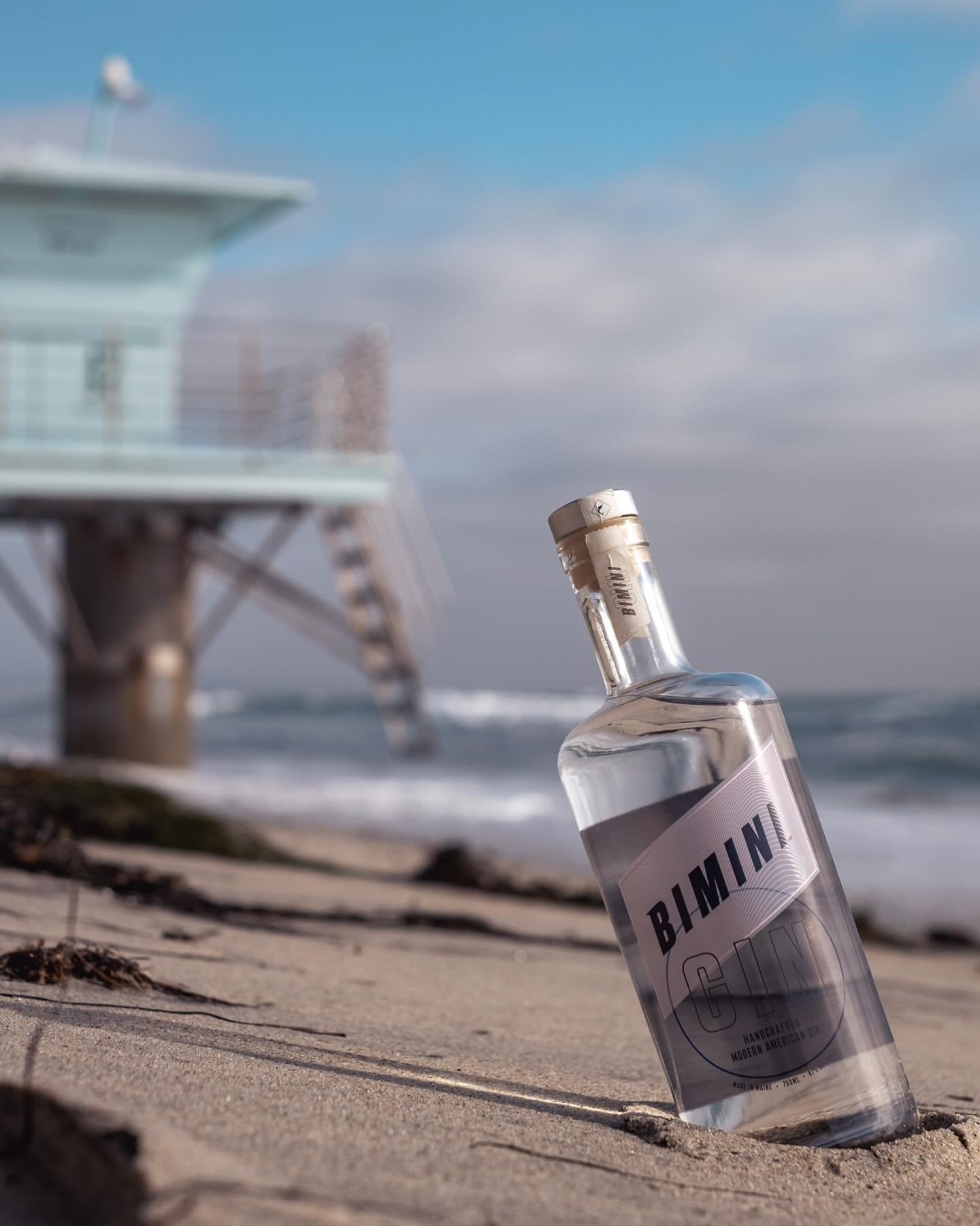 *runs to the bar in slow motion* 🌊
&bull;
#biminigin #gin #craftgin #madewithbimini #baywatch #beach #beachlife #beachvibes