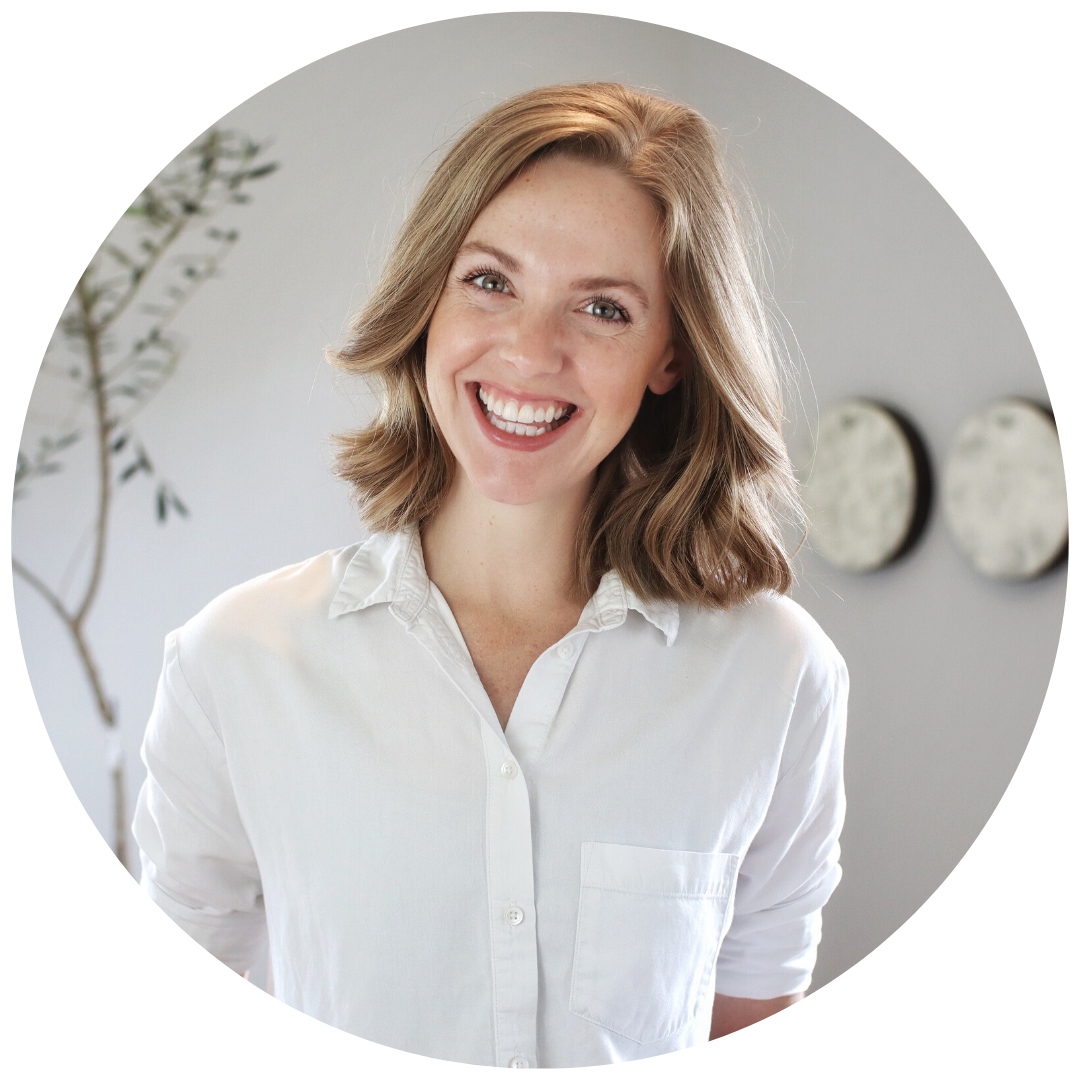 Victoria Headshot Circle 2.png