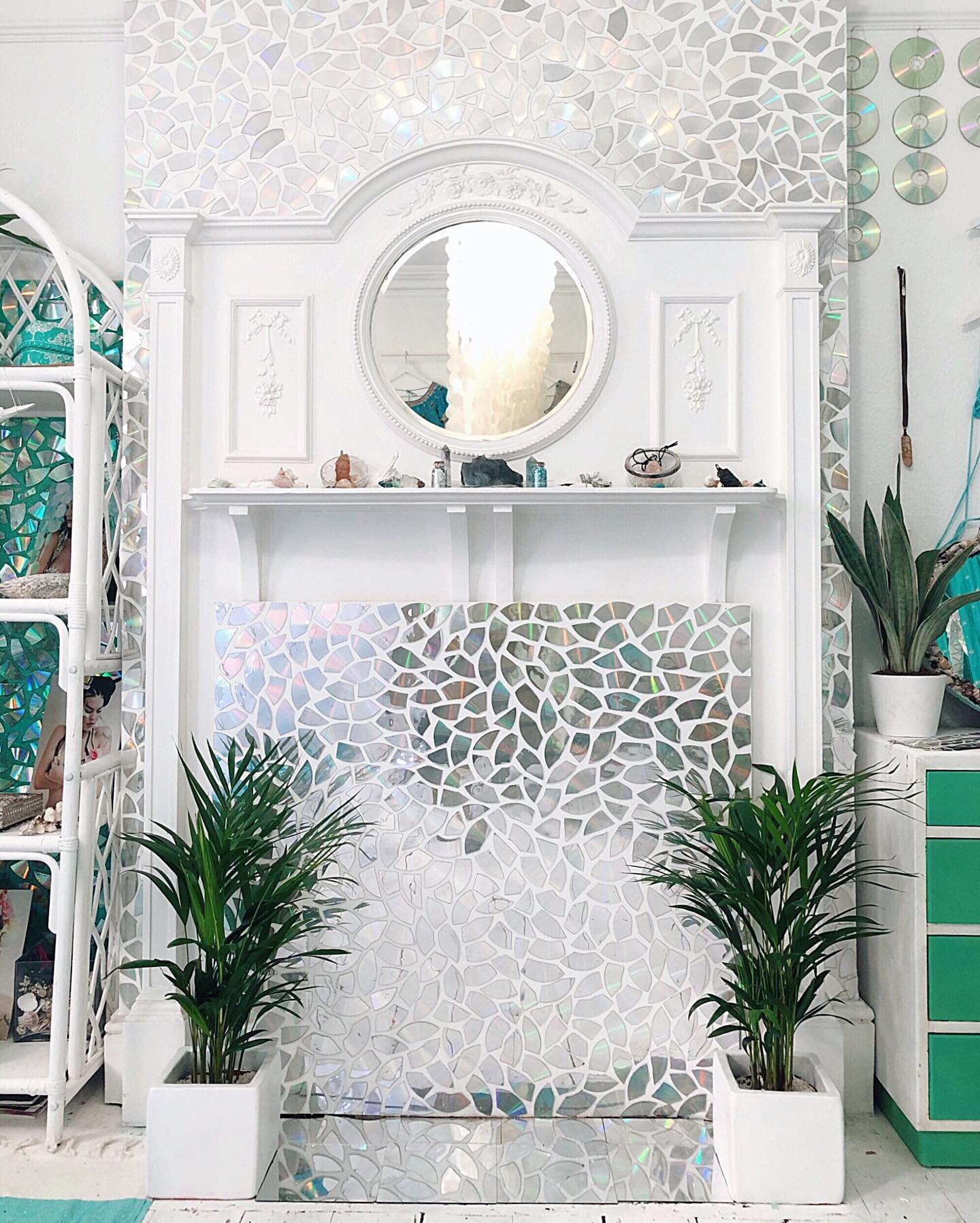 As promised, the mermaid pi&egrave;ce de resistance in all its sparkly glory 💿💿💿
⁣
The giant shell chandelier is finally up, which means full shop reveal coming tomorrow 🙌🏻✨