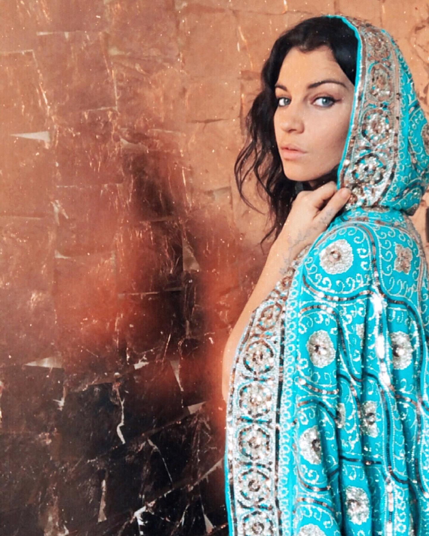 My absolute fave sari shape so far has to be the Hooded Cloak, especially this exceptionally sparkly one, which was the original piece made in this style 💎

Fingers and toes crossed that there will be occasion to whip out ALLL the sequins en masse t