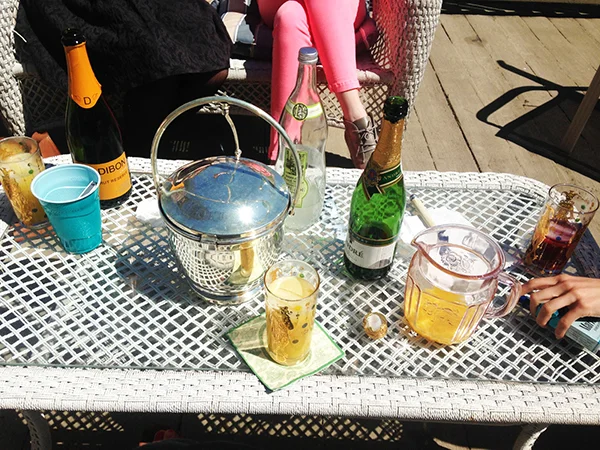  { Patio cocktail parties are all more fun post-grad. Hello champagne. Ok, cheap champagne, but still champagne. }