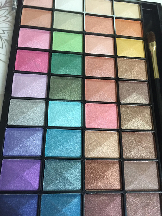 { Birchbox made me one happy girl with this little thing. Pop Beauty Porfolio Eye Shadow Palette is the most gorgeous. }