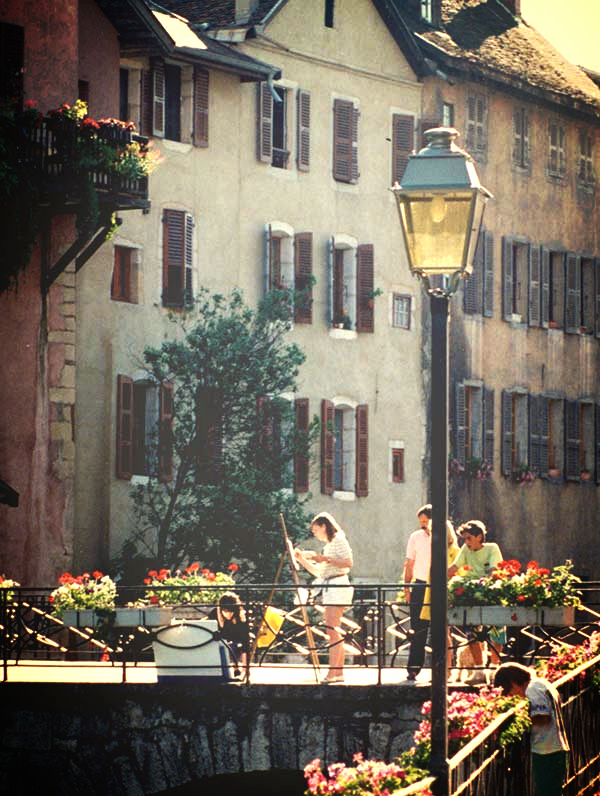 Léa Rivière peignant sur un pont à Annecy (Alpes- France) 1986