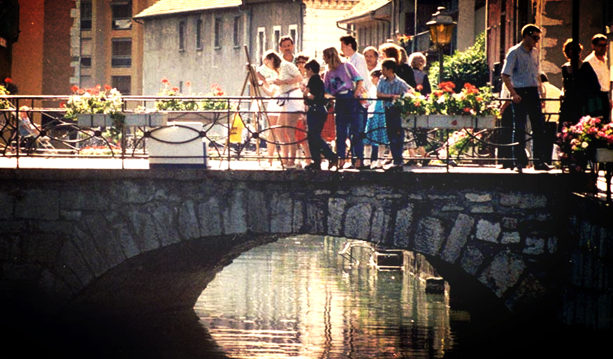 Léa Rivière peignant sur un pont à Annecy (Alpes- France) 1986