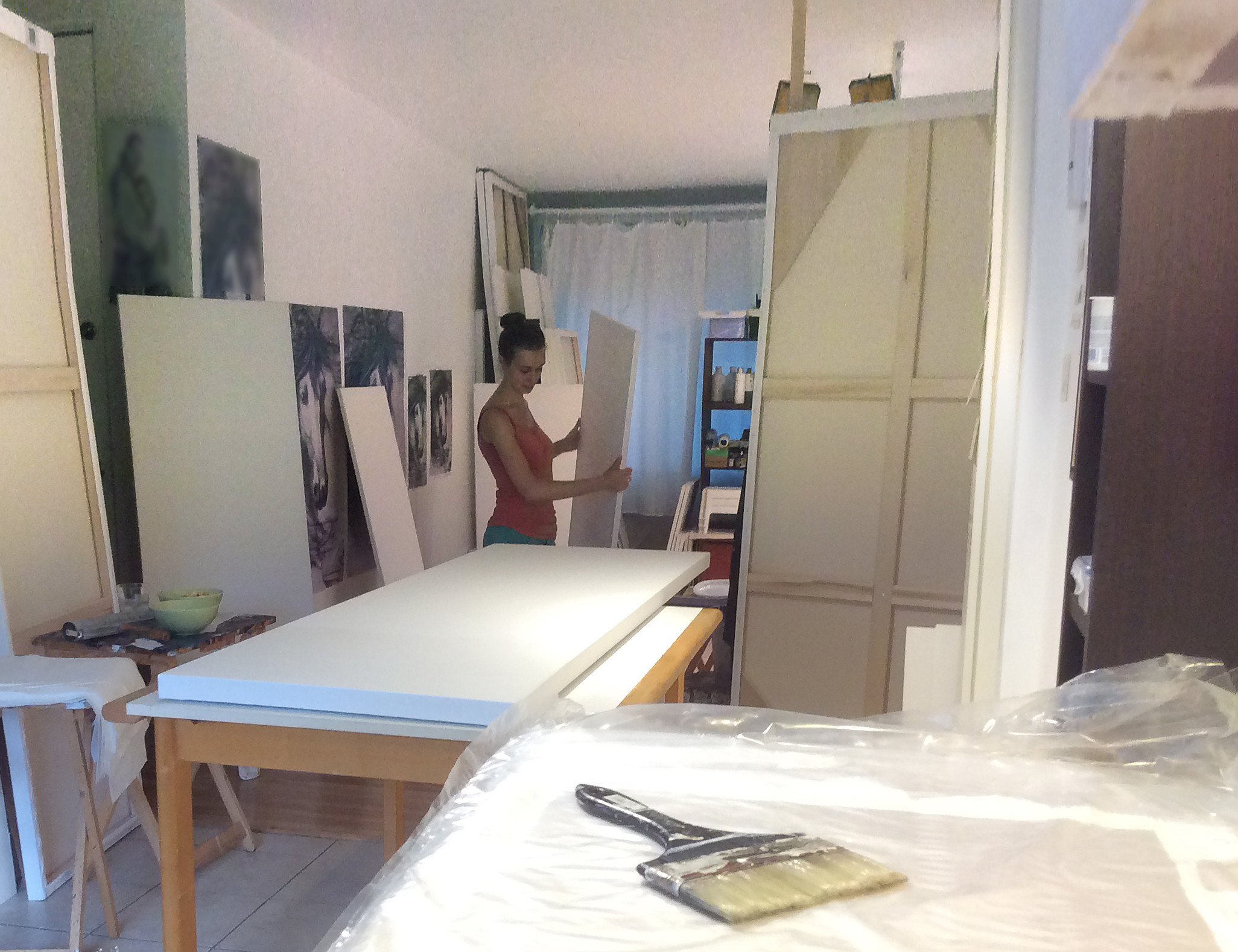 Semaine dernière, l'atelier est sens dessus dessous : on fait les fonds des toiles nécessaires pour les prochains mois ! Grosse semaine mais bien agréable car je ne suis pas seule.