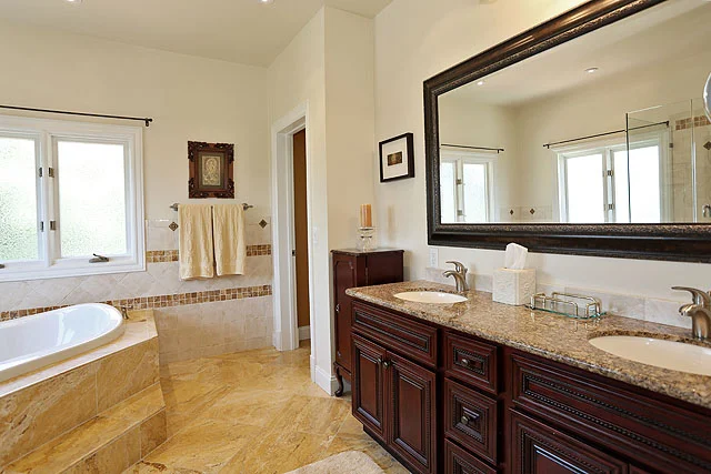 20 Master bath.jpg