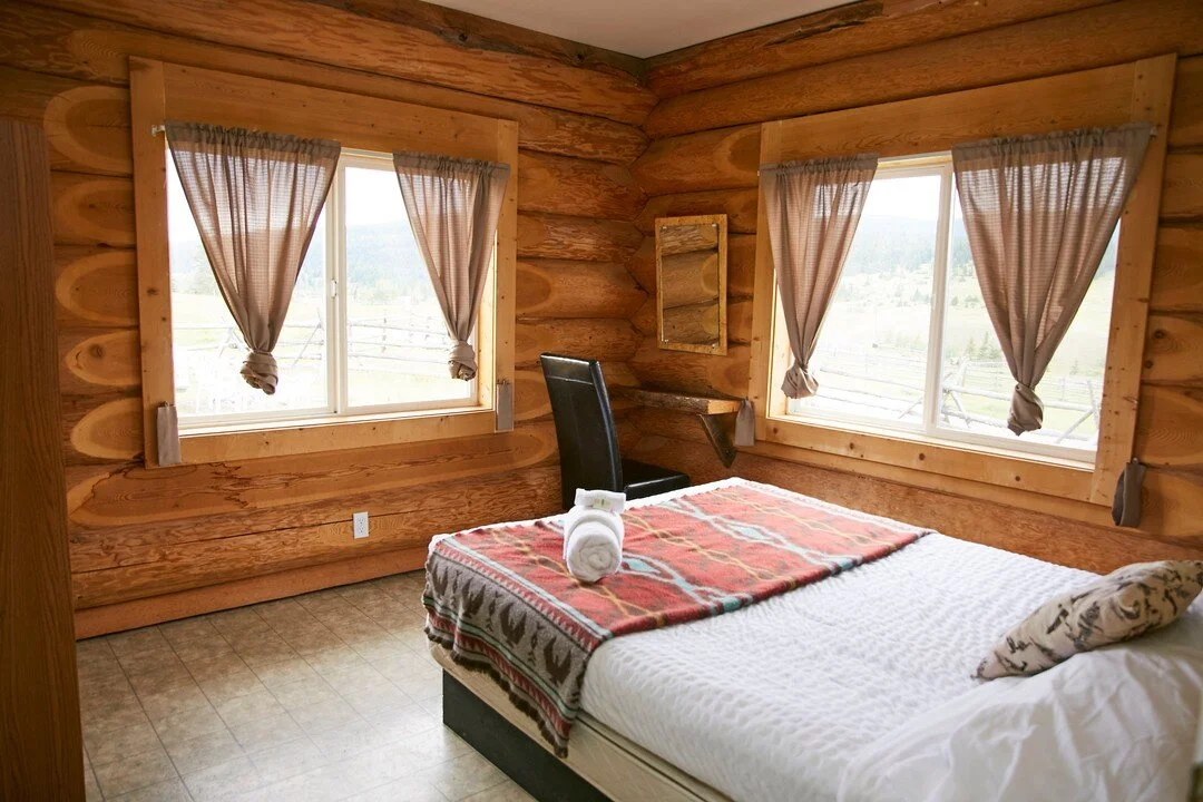 Curious to see what's inside the Coyote Lodge? 👀
Fully equipped with 6 rooms, 2 full bathrooms, a large kitchen and a private yard... Your party starts here! 🍻 Tag all the friends you'd stay here with! 👫👬👭
.
.
#logcabins #explorebc #explorebriti