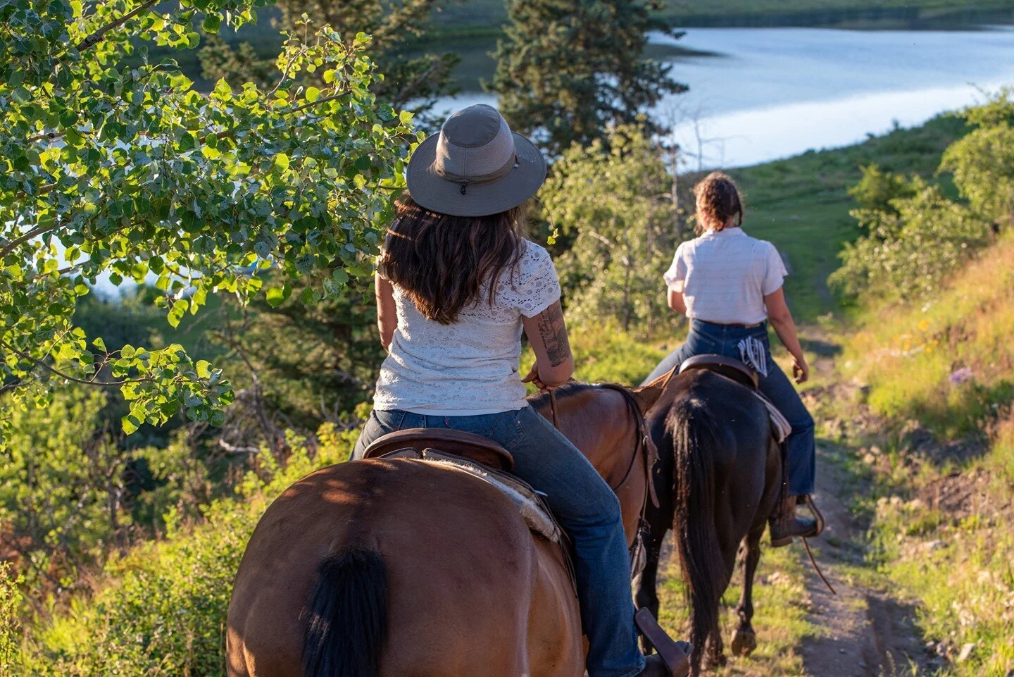 Why walk to the lake when you can ride a horse to it?
.
📷 : @mary.locations
.
.
#canadianvacation #canadianescapes #canadianlakes #beautifulbritishcolumbia #beautifulbc #guestranch #canadianguestranch #horseranch #privatelake #indigenoustourismbc #c