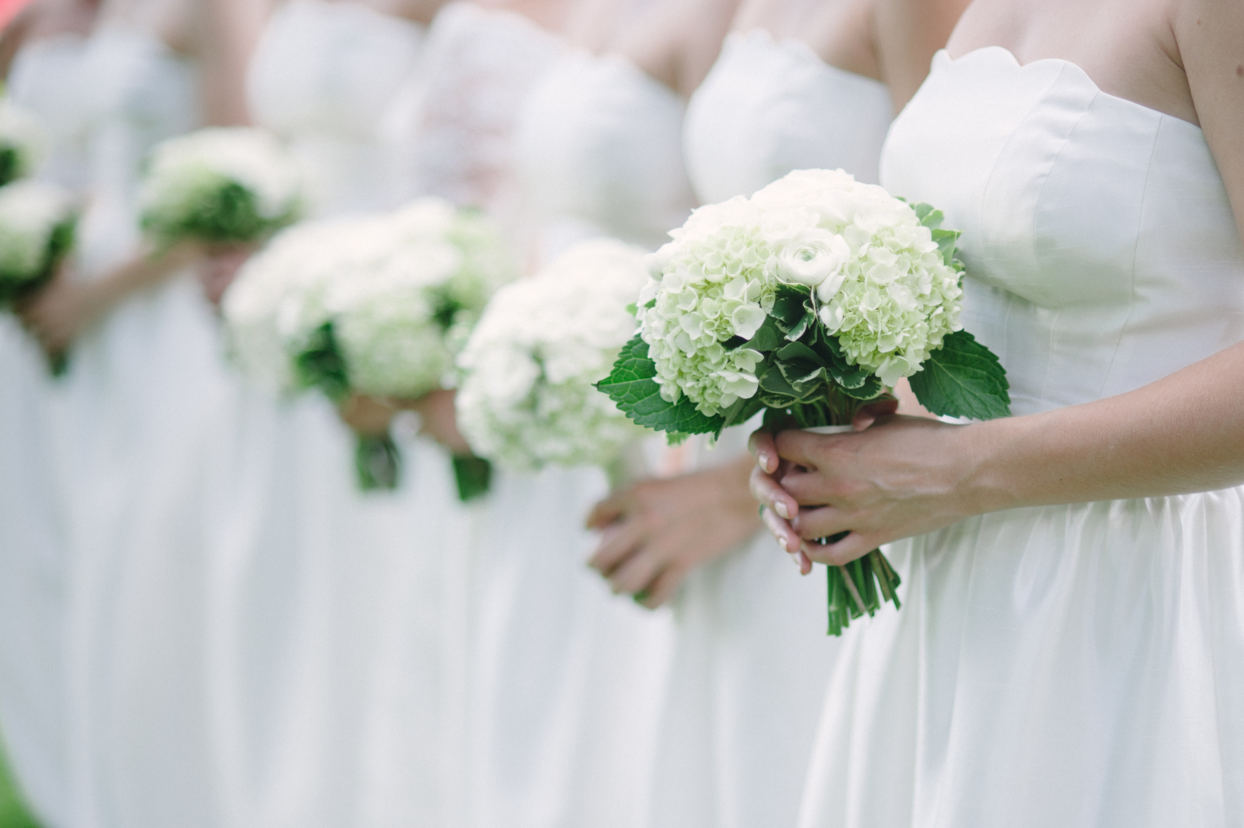 Simple bridesmaids bouquets inspiration
