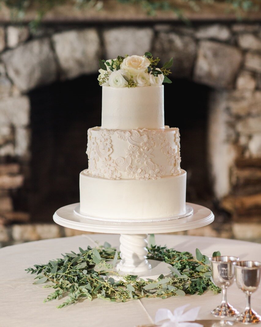 The most precious, timeless cake.

Event Design and Coordination Greg Boulus Events 
Floral Design @charlestonstreet 
Photography @ashleyseawellphotography 

#elegantwedding #whitewedding #weddingphotography #bridetobe #weddingcake #weddingflorist #w